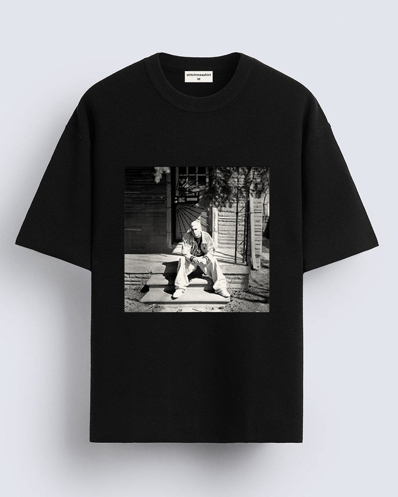 Eminem sitting - Oversized T-shirt